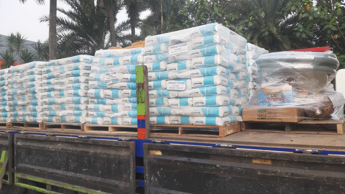 Pengangkutan muatan material semen terpalet sebelum distribusi