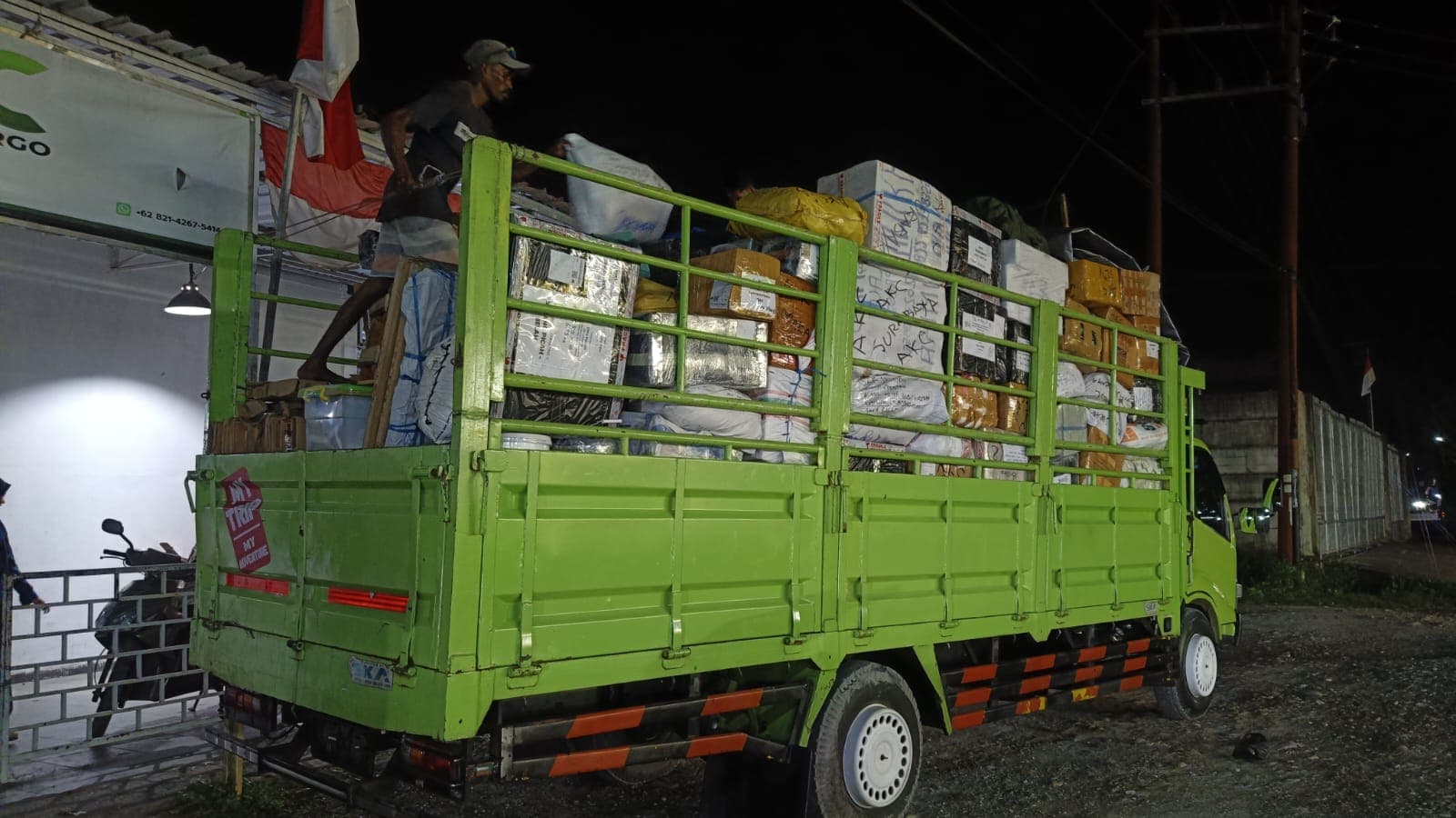 Proses pemuatan barang ke armada untuk rute antar kota